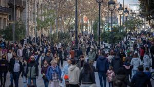 Peatones circulando en el Portal de lÀngel, en Barcelona.