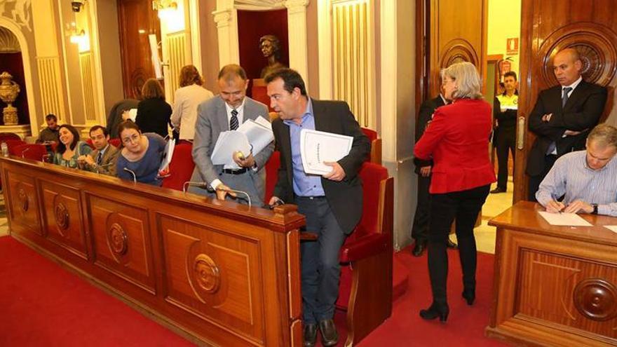 Los concejales del PSOE en Badajoz abandonan el pleno en Badajoz como protesta