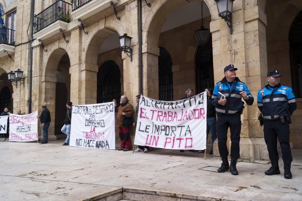 Manifestación de los trabajadores de El Asturcón contra en tripartito