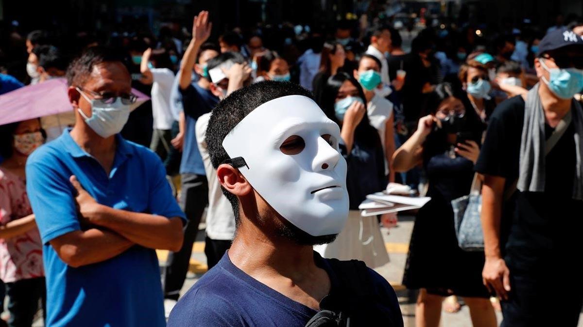 Hong Kong prohíbe manifestarse con la cara tapada o mascaras.