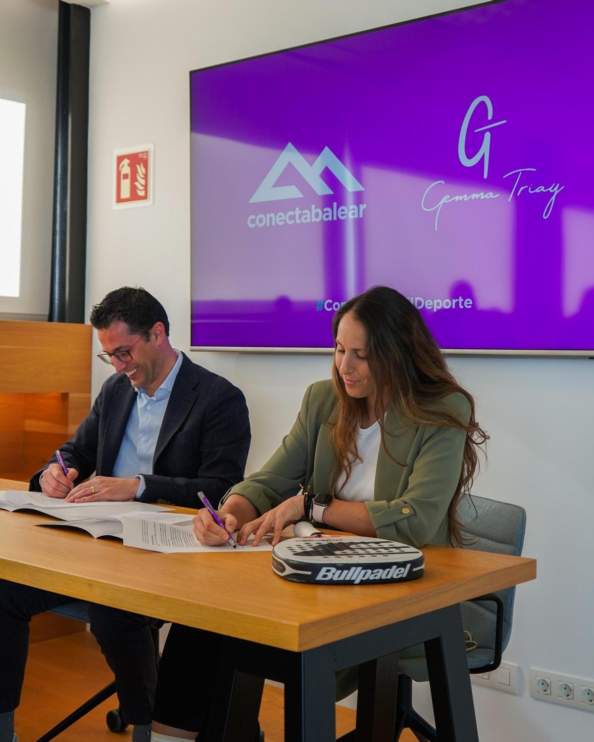 Joan Miquel Duran y Gemma Triay, durante la firma del acuerdo.