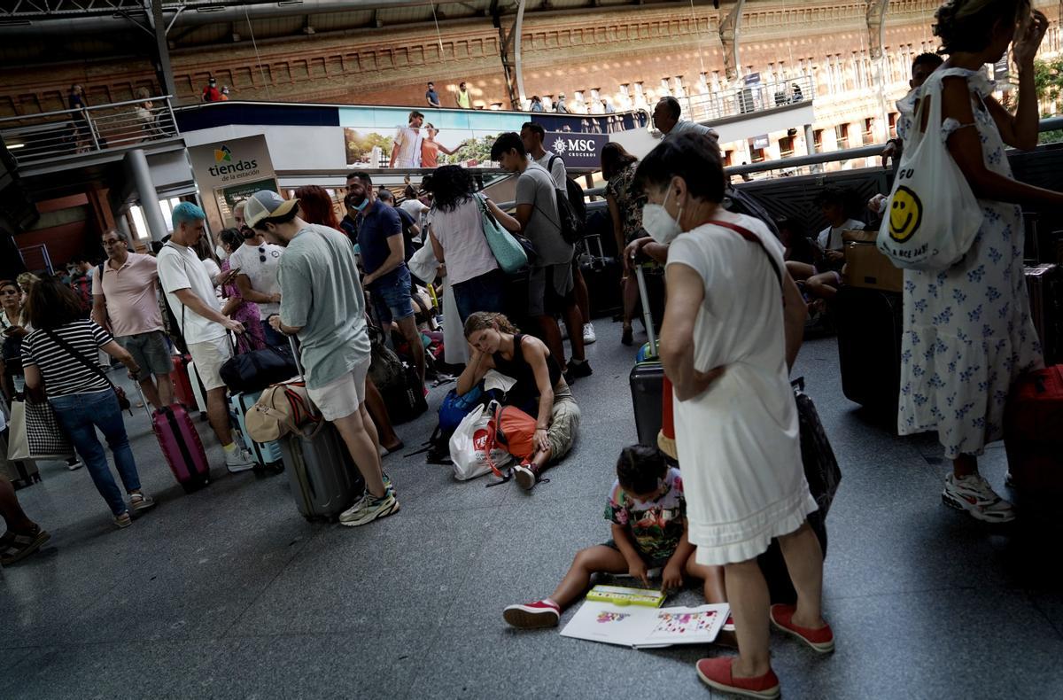 Pasajeros en la estación de Atocha afectados por la suspensión del servicio entre Madrid y Barcelona.