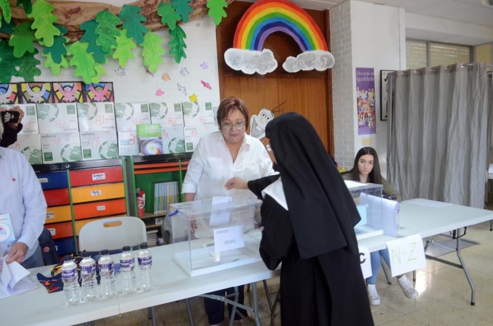 Vilagarcía, A Illa, Ribadumia, O Grove... Los votantes de la comarca eligen a sus representantes municipales y europeos.