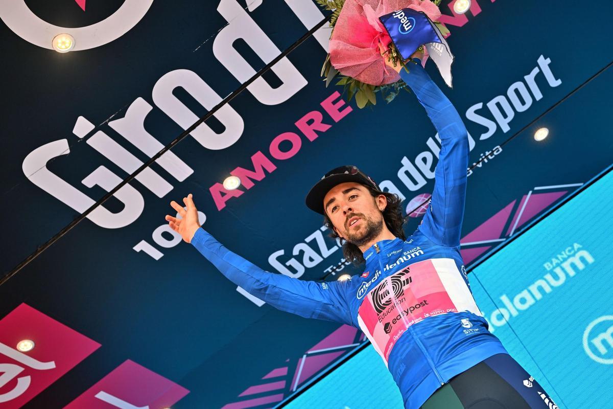 Pergine Valsugana (Italy), 24/05/2023.- Irish rider Ben Healy of Ef Education - Easypost Team wearing the best climber’s blue jersey celebrates on the podium after the 17th stage of the 2023 Giro d’Italia cycling race over 195 km from Pergine Valsugana to Caorle, Italy, 24 May 2023. (Ciclismo, Italia) EFE/EPA/LUCA ZENNARO