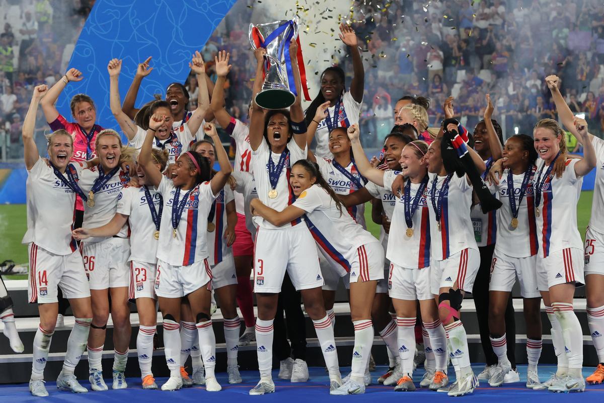 Las jugadoras del Olympique Lyon celebran el título de la Liga de Campeones femenina tras vencer al FC Barcelona por 1-3 en la final de la disputada este sábado en Turín. EFE/Kiko Huesca