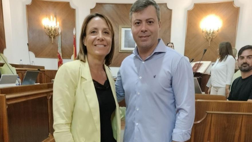 La alcaldesa, Yolanda Pastor, y el concejal del PP, Germán Salazar. | MIQUEL FONT
