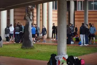 La humedad y los resbalones marcan la primera mañana de pruebas físicas para la policía local en La Granadilla