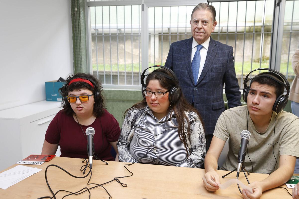 El Alcalde, Alfredo Canteli, durante la entrevista que le hicieron Covadonga Fernández, Luis Miguel Muñoz y Andrea Paulo dos Santos.