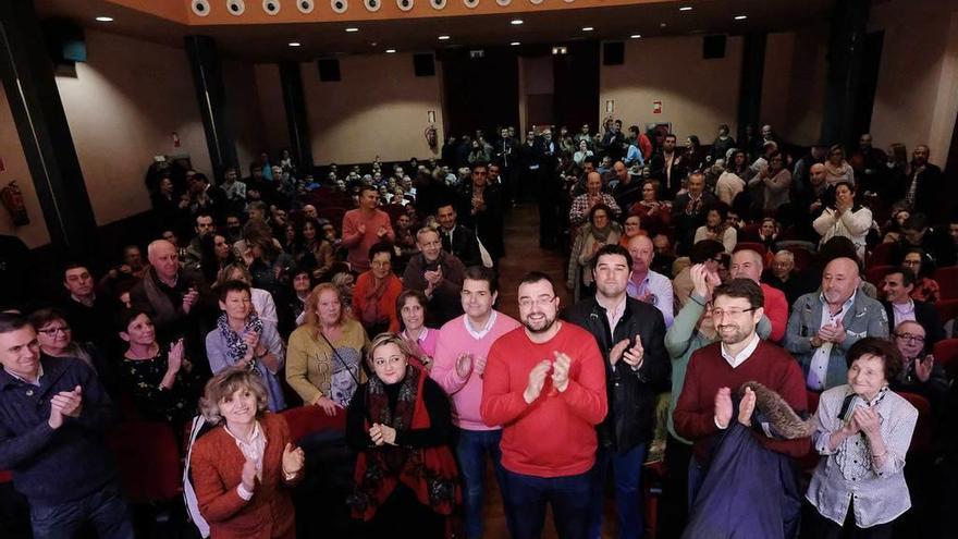 Asistentes al acto celebrado en El Entrego, con Adrián Barbón, en el centro.