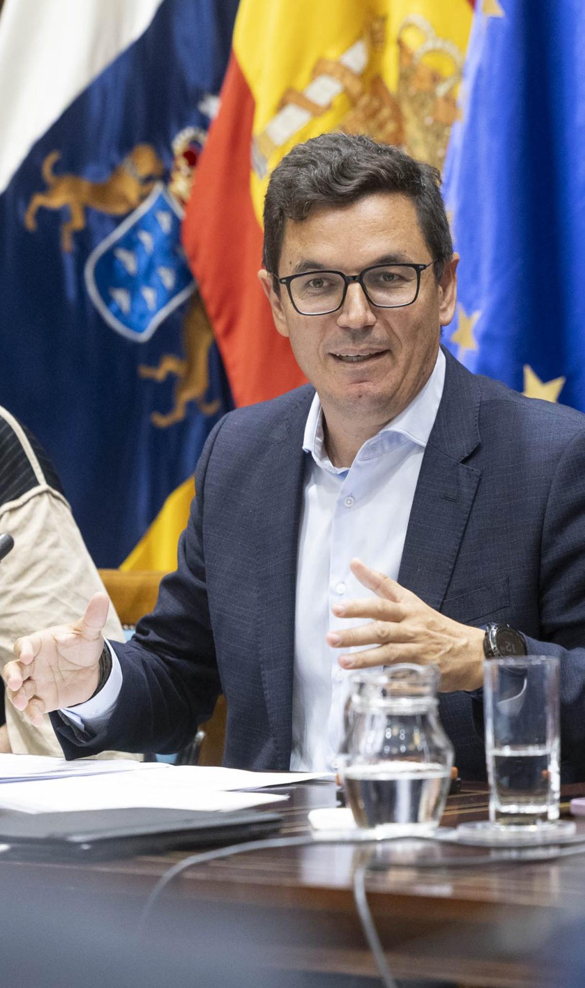 Pablo Rodríguez durante su comparecencia, ayer, en el Parlamento.