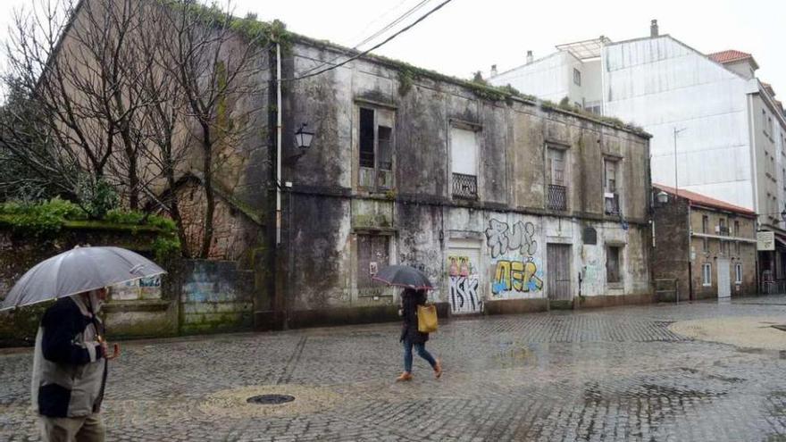 El inmueble de la plaza de O Castro se encuentra en un estado deplorable. // Noé Parga