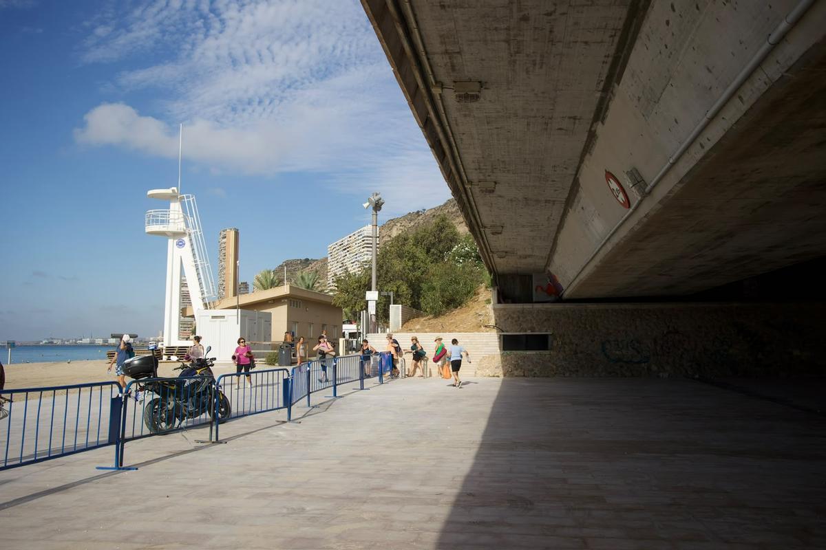 Personas que hacían ejercicio debajo del puente son desalojadas por "seguridad".