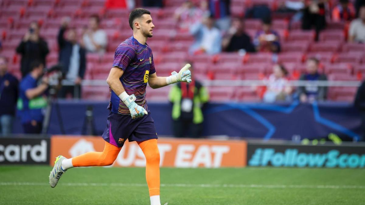 Joan Garcia, calentando antes del Atlético de Madrid - Barça