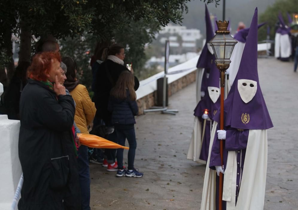 Con más incertidumbre de la esperada en un primer momento, a las 20.10 horas se daba inicio a la procesión