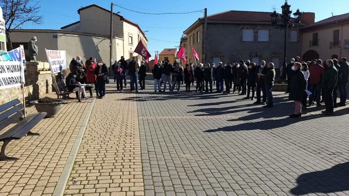 Asistentes a la manifestación convocada por Pueblos Unidos contra la macrogranja de Faramontanos. | A. B.