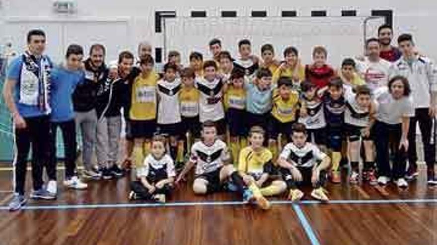 Jugadores y entrenadores del equipo zamorano en el polideportivo de Bragança.