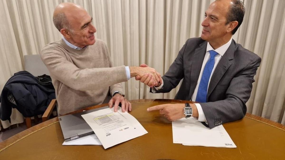 El consejero de Sanidad, José Luis Bancalero, junto al alcalde de Benasque, Manuel Mora.