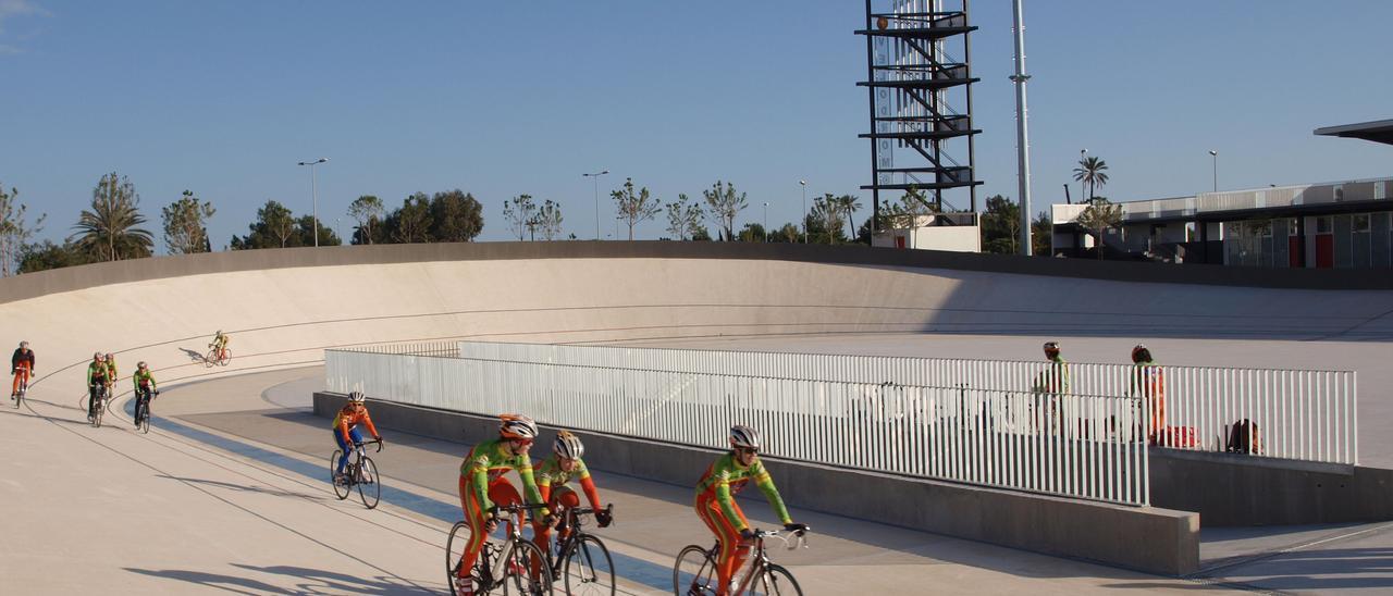 Una competición ciclista en el velódromo de San Vicente.