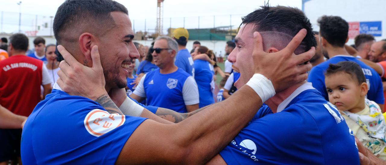 Yeremi y Aythami, los dos jugadores del Sanfer y que bajaron con el filial de la UD, en un abrazo que vale por un ascenso.