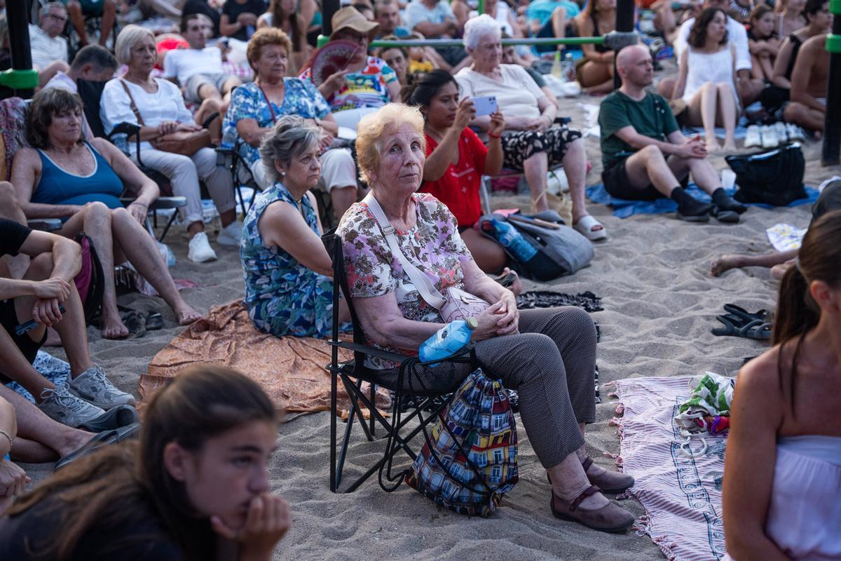 La Orquesta Sinfónica de Barcelona y Nacional de Cataluña (OBC), dirigida por Ludovic Morlot, presenta en una nueva edición de "Clàssica a la platja"
