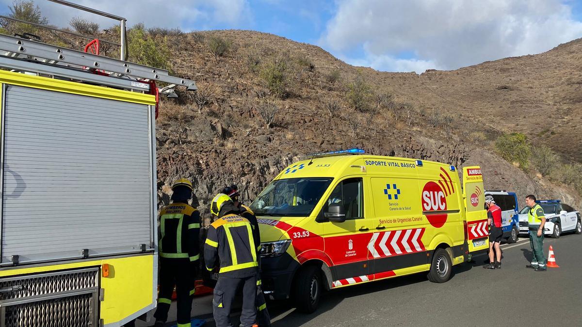 Los equipos de emergencias que actuaron en la atención al ciclista accidentado en Santa Lucía.