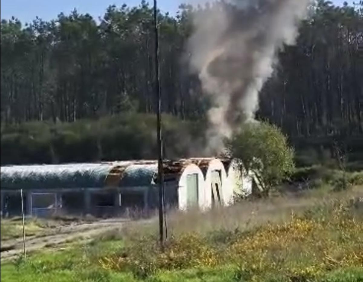 El incendio en una de las naves de Proyecto Gato en Gondomar