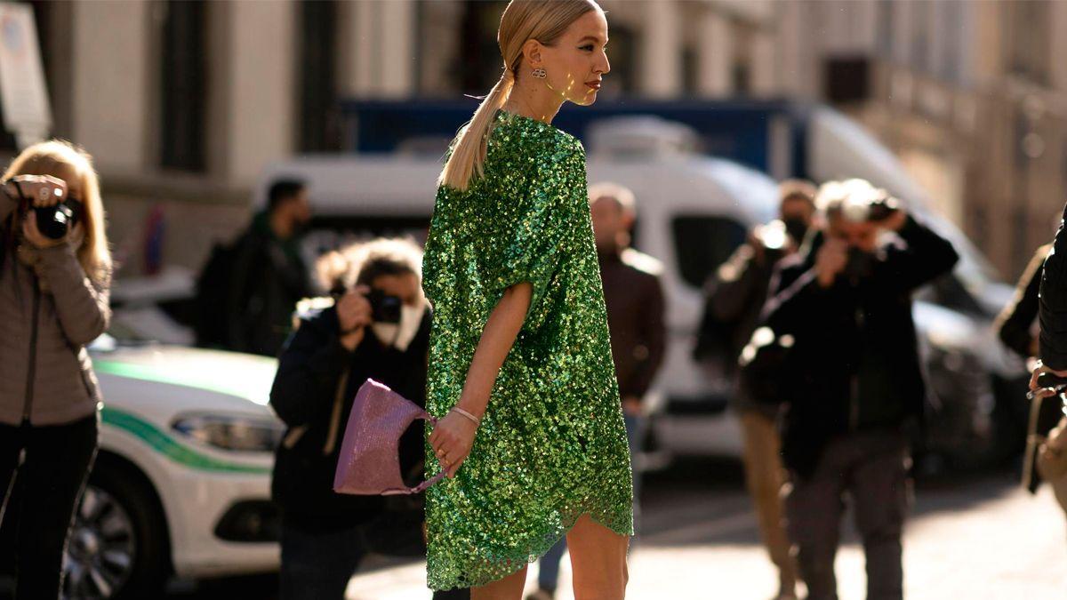 La 'influencer' Leonie Hanne con vestido de lentejuelas en el 'street style' de Milán 21/22
