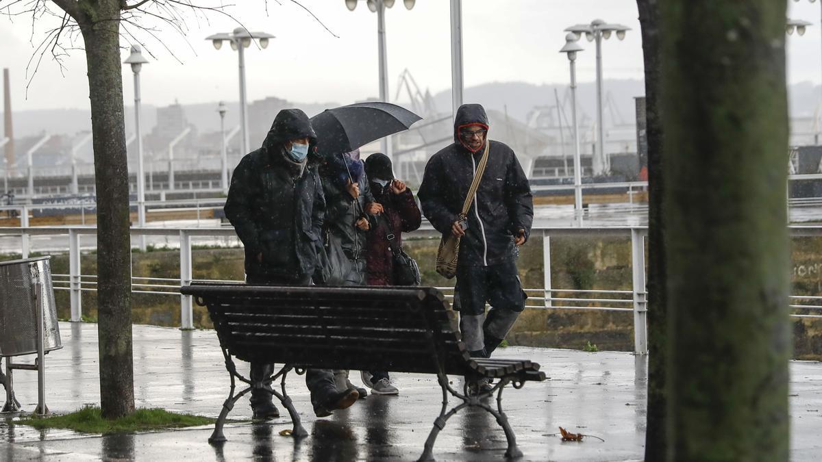 Temporal de lluvia y viento en Gijón