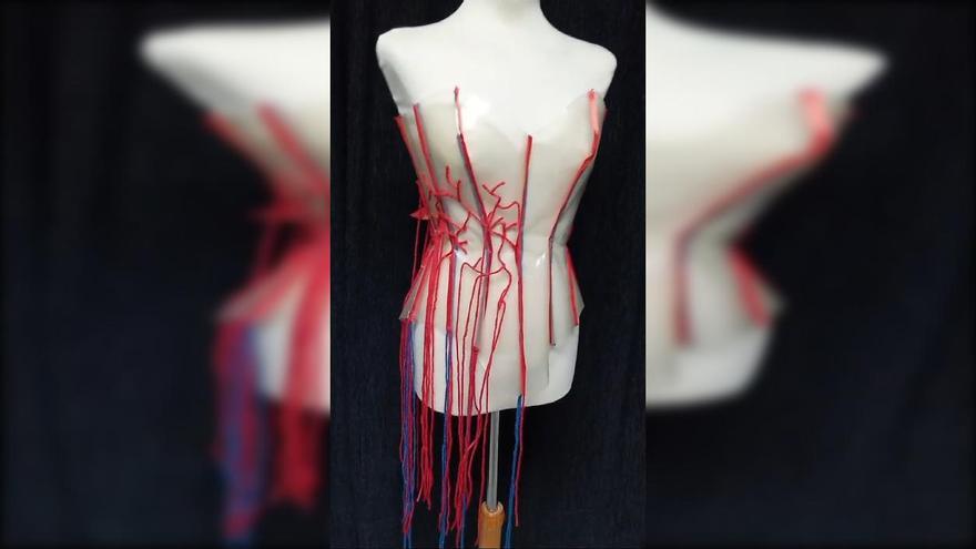 Emma Prieto, diseñadora de Plasencia, crea un corsé con tripa sintética.