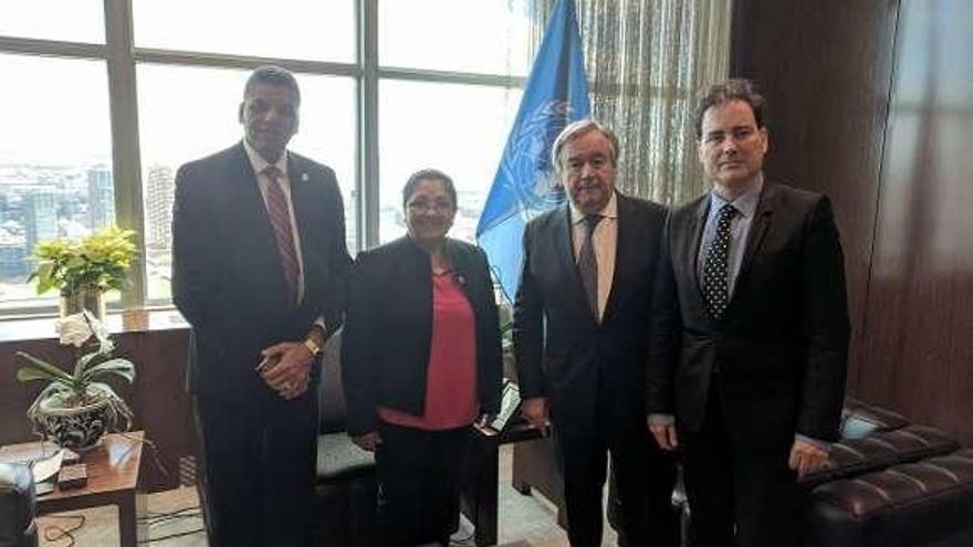 Antonio Guterres (i.), Irma Amaya y el gallego David Balsa (d.), en el encuentro celebrado en Nueva York. // FdV