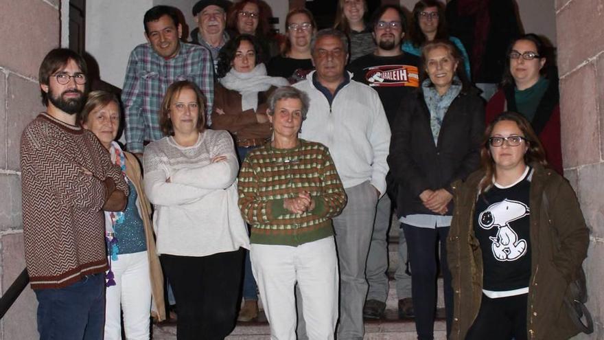 El profesor Miguel Rodríguez, en primer término, a la izquierda, junto al grupo de alumnos del curso, en la Casa de Cultura de Grado.