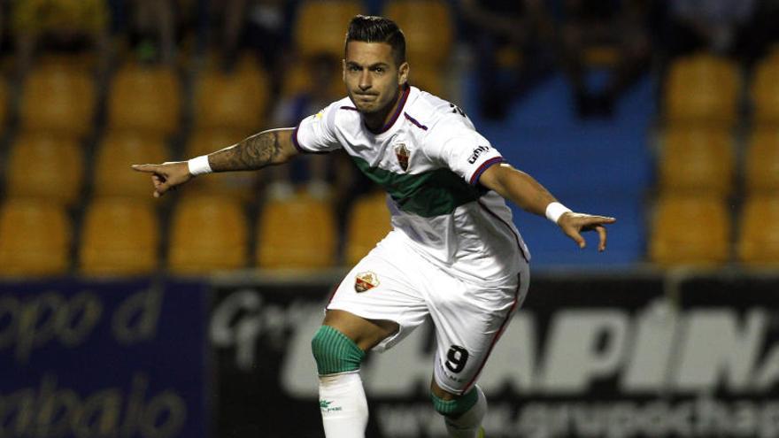 Sergio León celebra uno de los goles que marcó la pasada campaña en el Elche