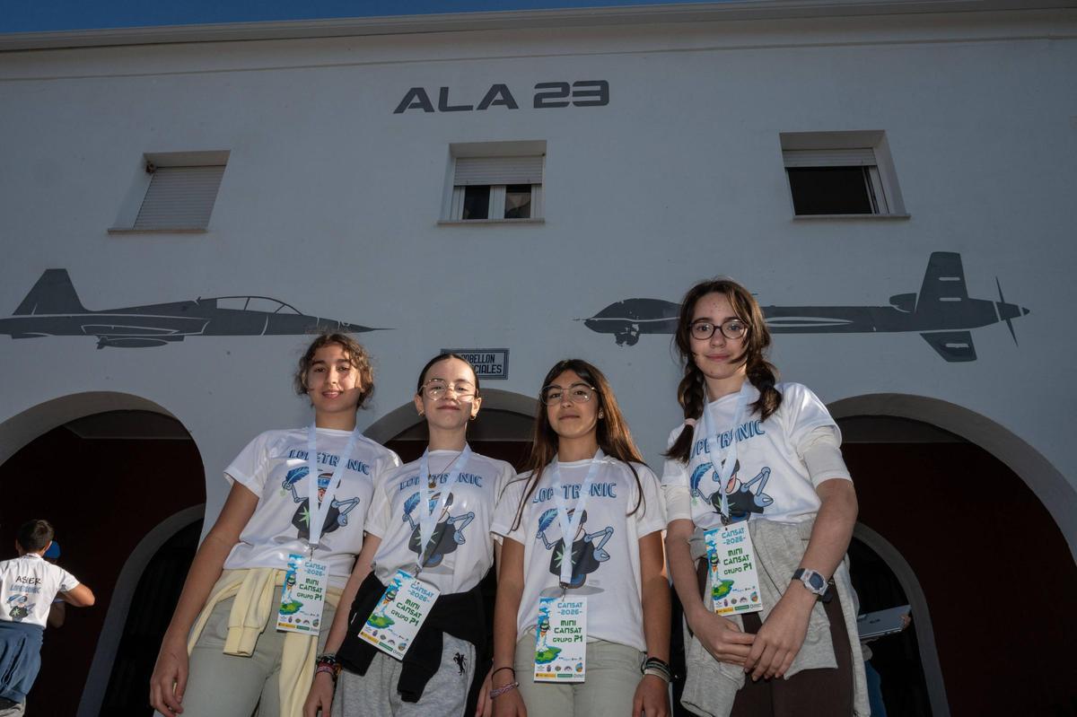 Fotogalería | 400 estudiantes lanzan dos cohetes en la base aérea de Talavera la Real