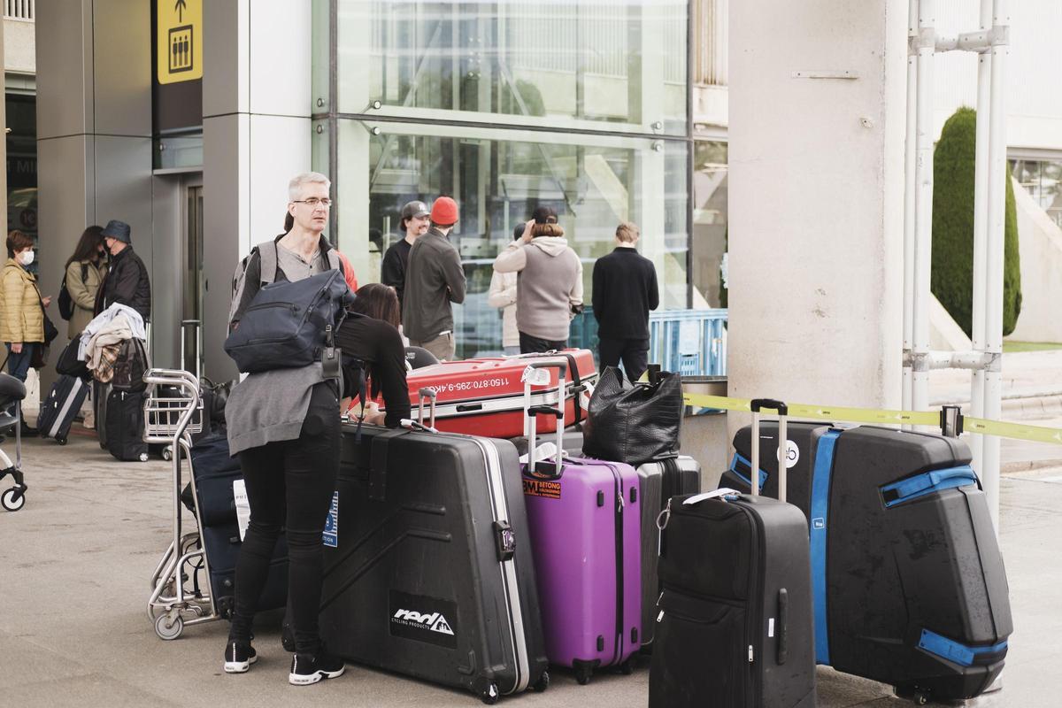 Turistas en el aeropuerto de Palma.