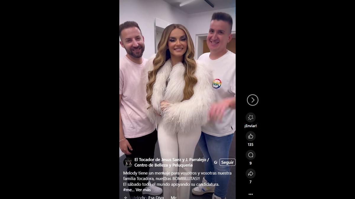 Melody se "disculpa" con las clientas de los maquilladores valencianos Jesús Sáez y José Parralejo, que se los ha llevado a Basilea.