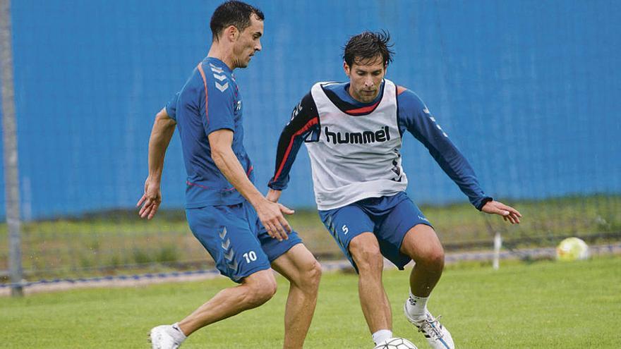 Linares controla el balón ante la entrada de David Fernández, en el entrenamiento de ayer.