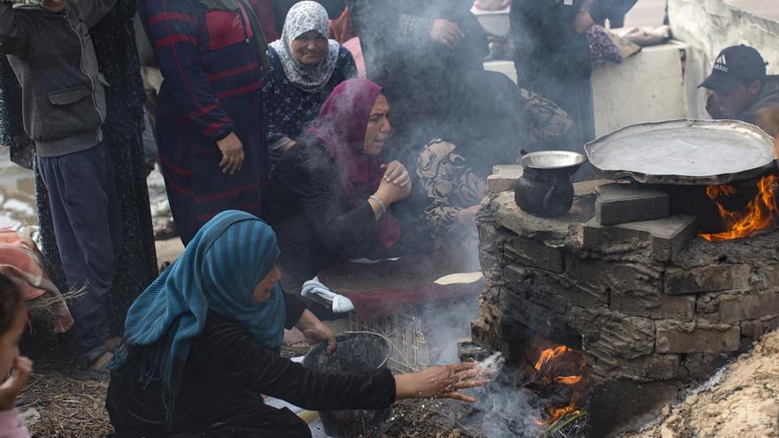 Los estragos del hambre en Gaza: obligados a comer pienso para animales o malvas para evitar morir de inanición