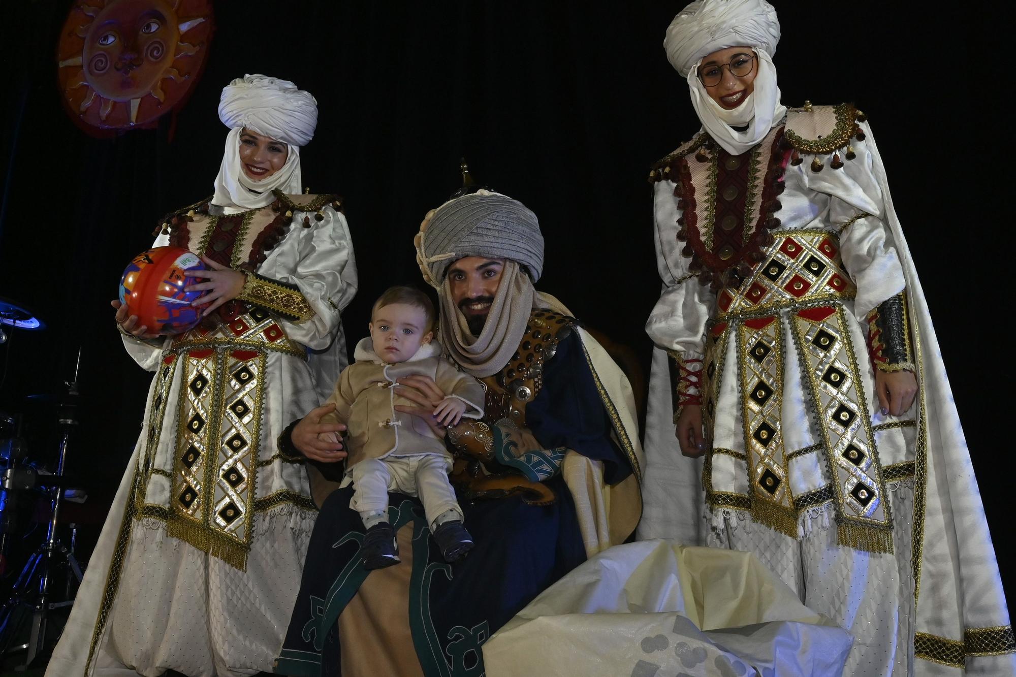 Los peques de Castelló entregan al Cartero Real las misivas con sus deseos. Encuentra tu foto.