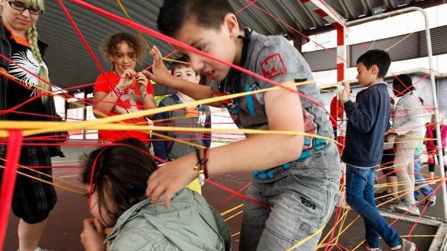 Mañana de juegos en La Calzada para niños ucranianos y de &quot;Mar de Niebla&quot;