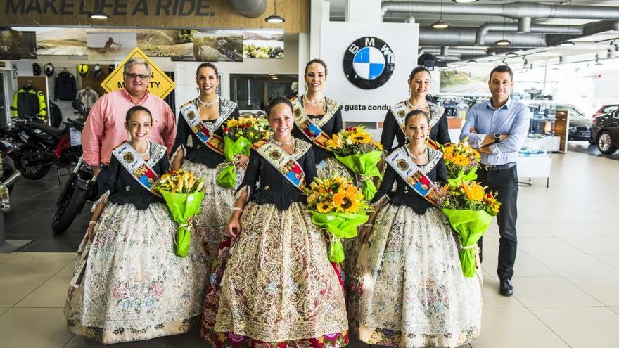 Las reinas y damas reciben los vehículos oficiales para las fiestas