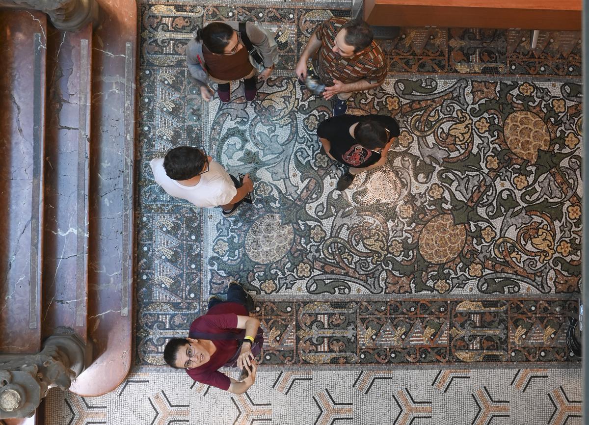 Detalle del suelo modernista en el vestíbulo del Palau Montaner.