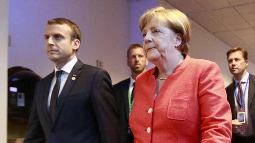 Macron y Merkel, ayer al finalizar la cumbre de la UE en Bruselas. // Efe