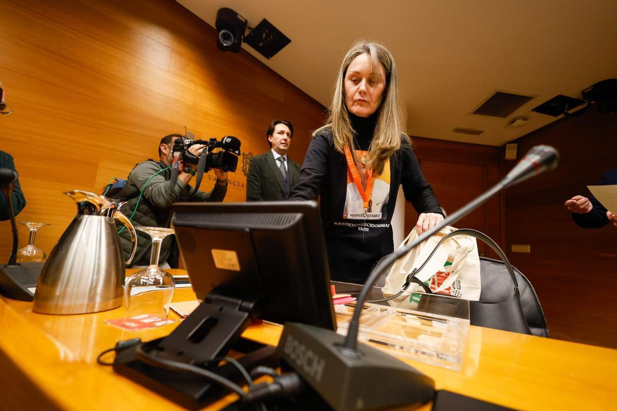 La presidenta de la Asociación de Víctimas Mortales Dana 29-O, Rosa Álvarez, interviene en las Corts, este martes.