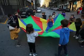 Familias cortan 16 calles para exigir seguridad en los entornos escolares de Barcelona