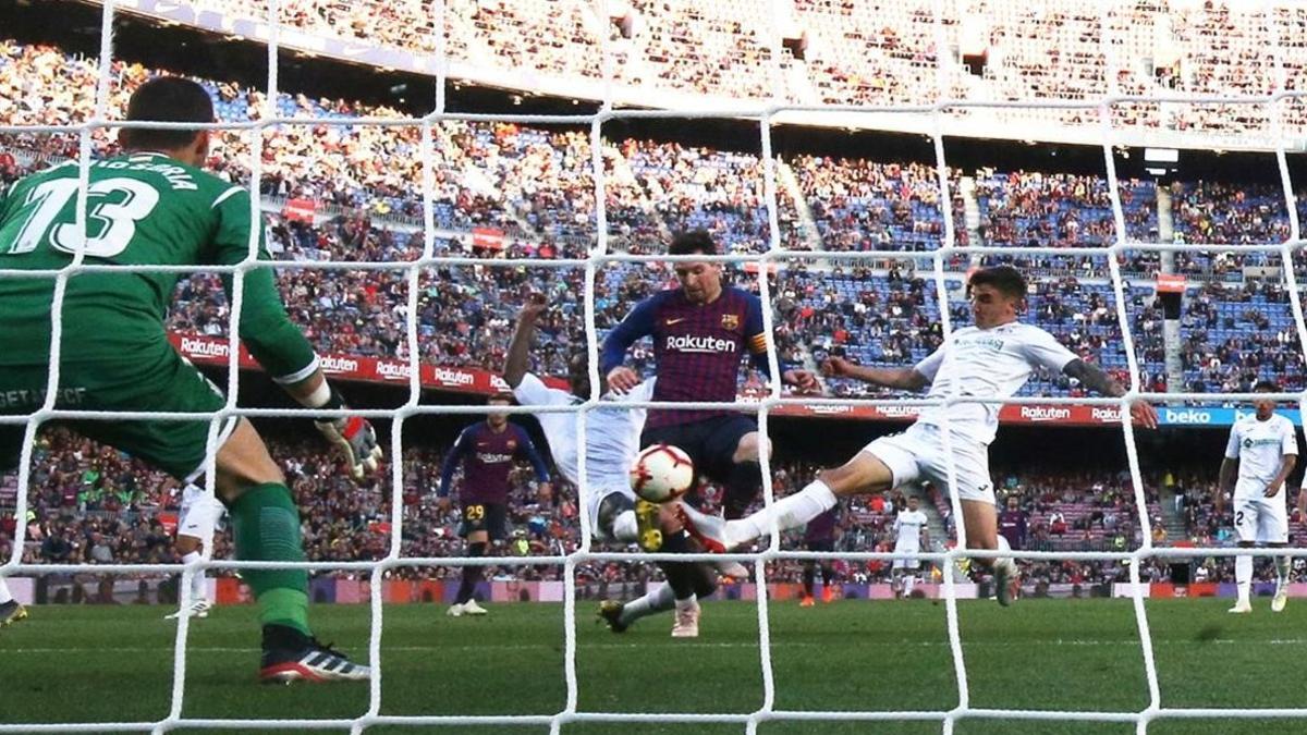 Messi remata en la acción del segundo gol del Barça al Getafe.