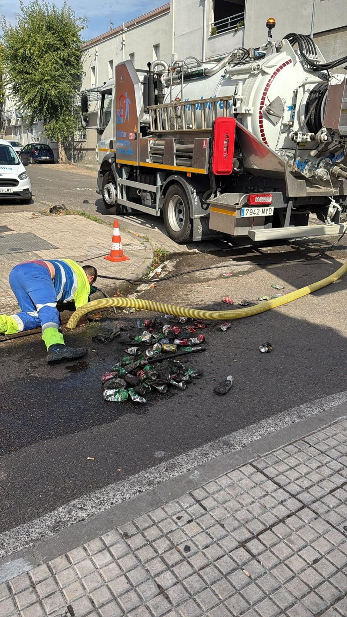 Operario de Aqualia, junto a camión bomba, durante trabajos de limpieza de la red de saneamiento.