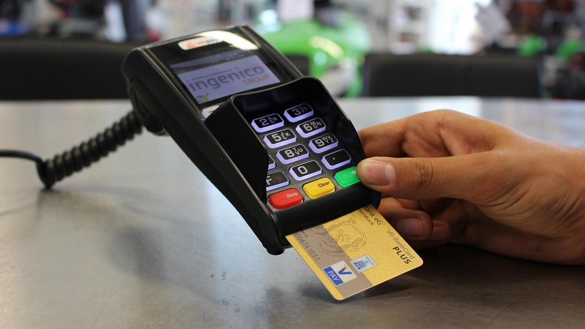 Una persona pagando con tarjeta en un establecimiento