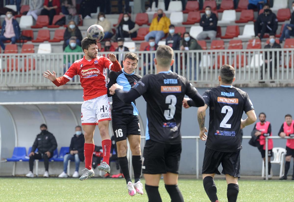Ube golpea de cabeza un balón en un choque de la pasada campaña en las filas del Estradense.