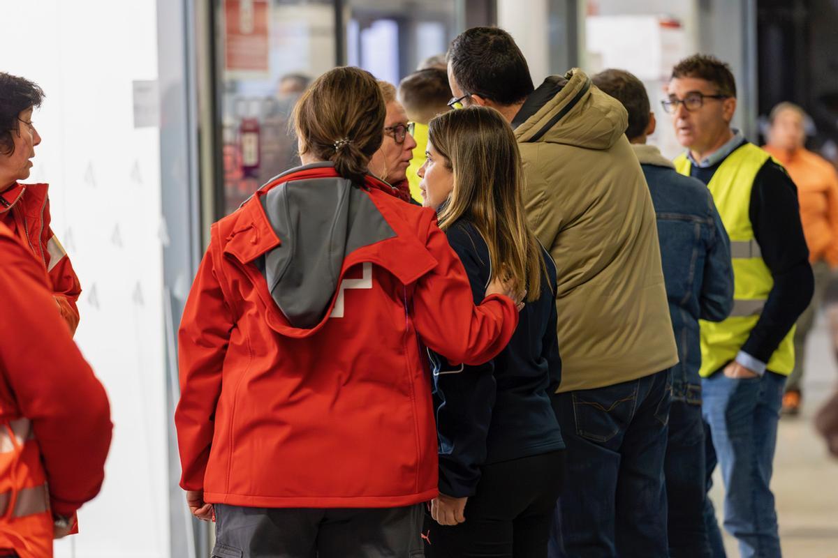 Familiares de las víctimas del descarrilamiento de trenes en Adamuz, en la estación de Huelva