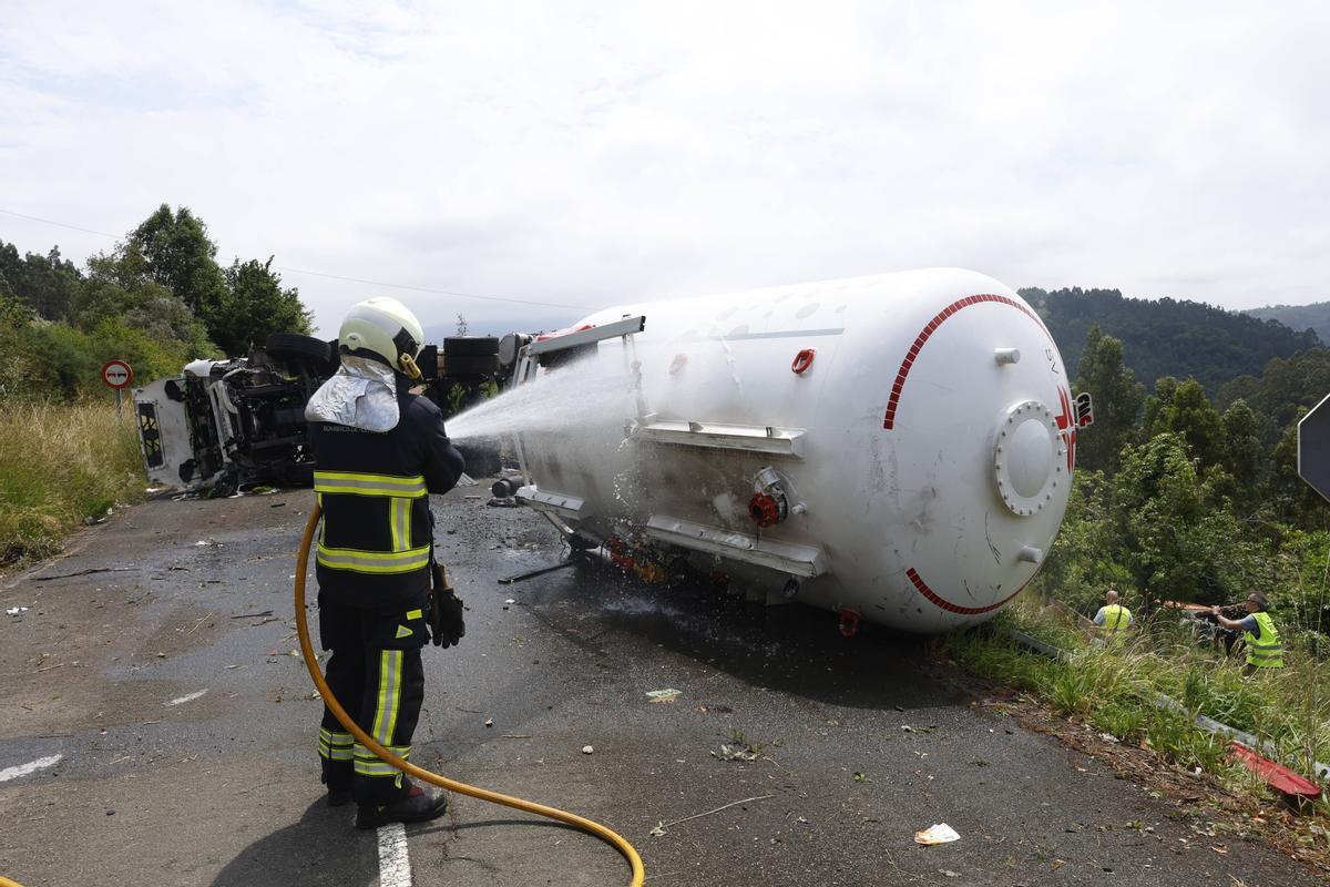 EN IMÁGENES: El espectacular accidente de un camión cisterna con gas en la Autovía del Cantábrico, a la altura de Colunga